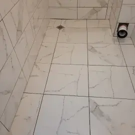 Floor installation made of earthenware and terracotta