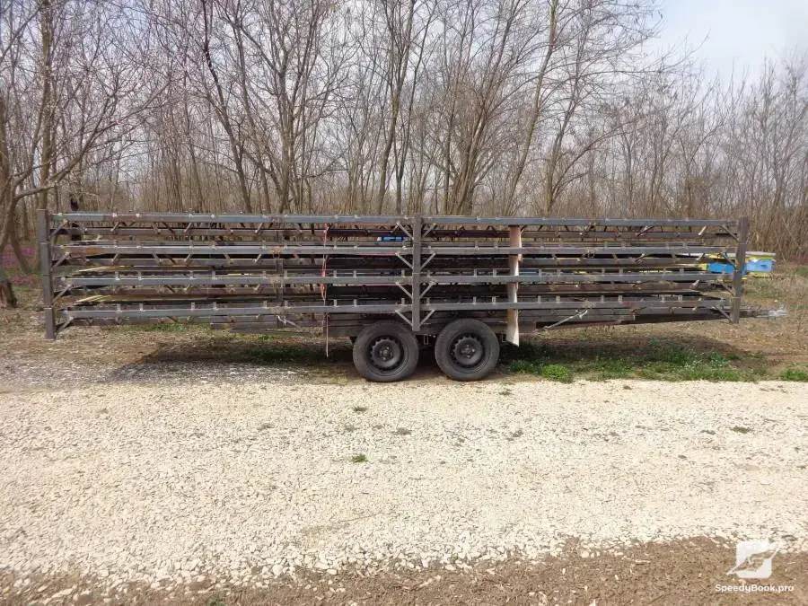 Beekeeping platform for transporting beehives