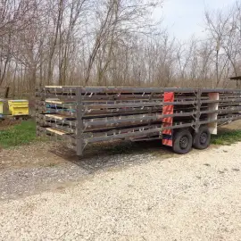 Beekeeping platform for transporting beehives