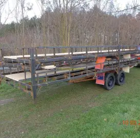 Beekeeping platform for transporting beehives