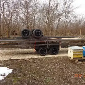 Beekeeping platform for transporting beehives