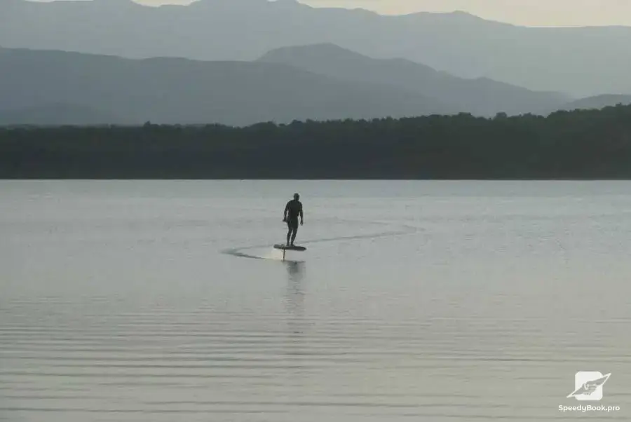 e-foil / waterplane / e-surfing lessons