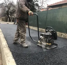 Asphalting pavement