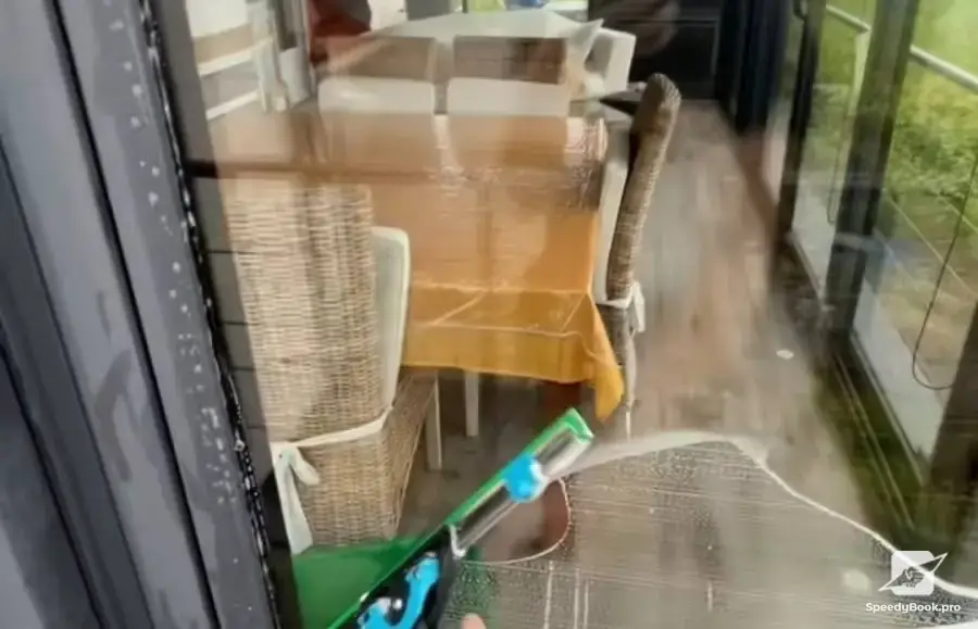 Professional cleaning of windows and shop windows
