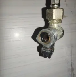 Извлечение сломанного или разбитого крана из стены, трубы, резьбы