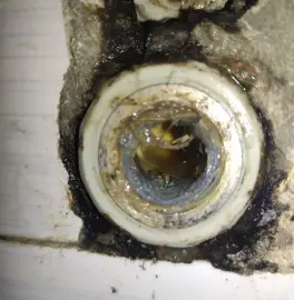 Извлечение сломанного или разбитого крана из стены, трубы, резьбы