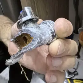 Извлечение сломанного или разбитого крана из стены, трубы, резьбы