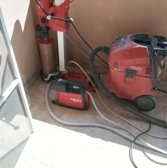 Сверление отверстий, резка стен и полов без пыли с помощью HILTI , HILTI